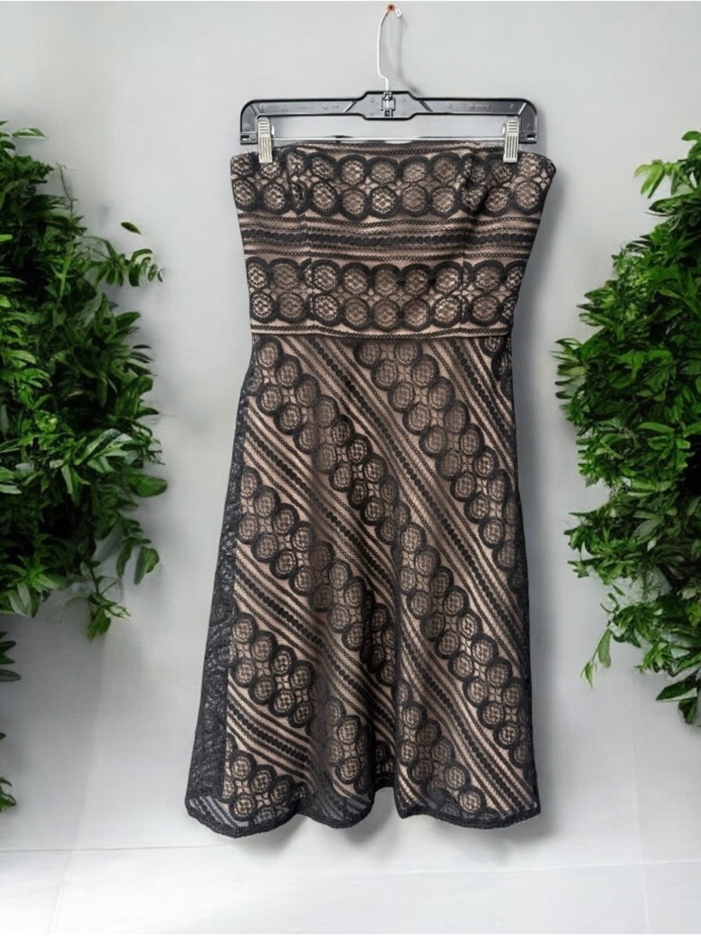 Ann Taylor LOFT Black and Nude Strapless Lace Dress Size 4 - Picture 2 of 3